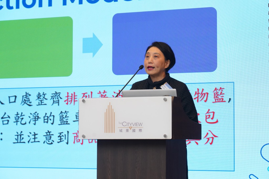 粉嶺救恩書院校長邱潔瑩認為,對學生而言,使用「Professor E」如同「多了一位隨團老師」。葉偉豪攝 粉嶺救恩書院校長邱潔瑩認為,對學生而言,使用「Professor E」如同「多了一位隨團老師」。葉偉豪攝