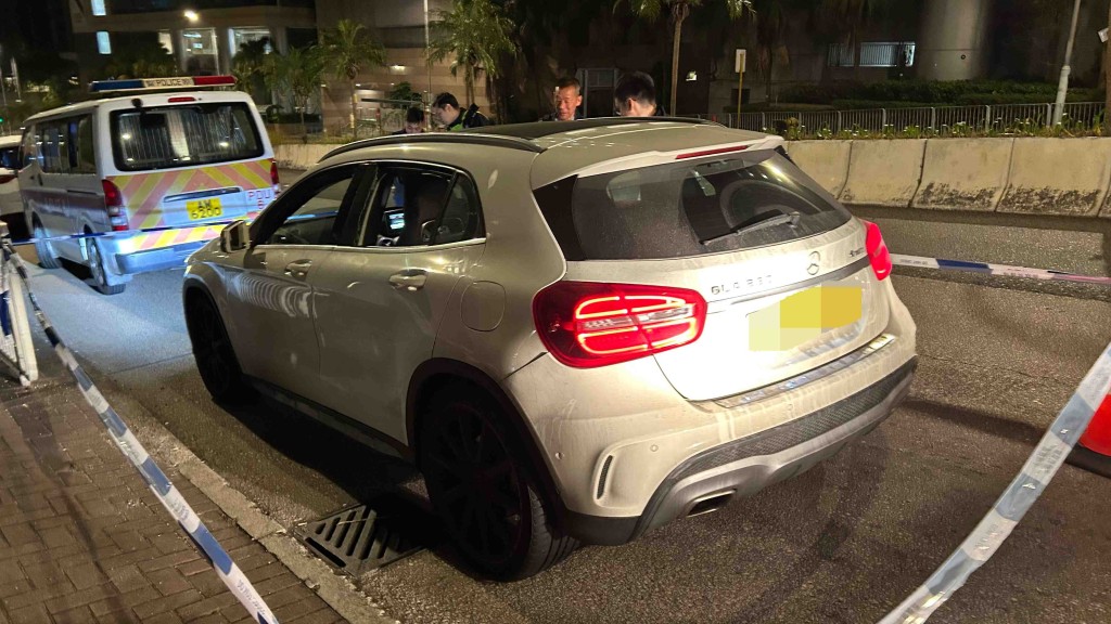 平治私家車油麻地遇查，狂飆至何文田男司機棄車逃逸。蔡楚輝攝