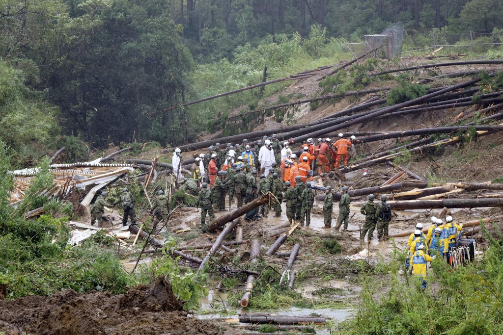 日本南部宮崎縣美又市大量樹木被吹倒，加上發生山泥傾瀉，救援人員正在現場進行搜救。AP