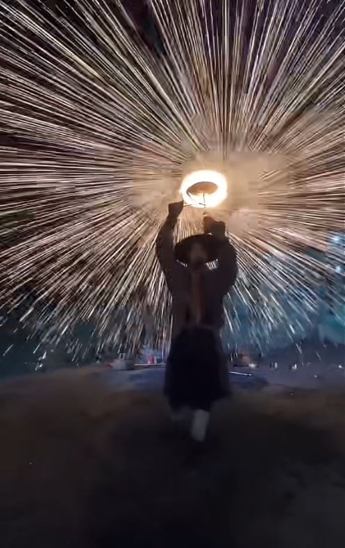 打鐵花網紅「村夫」年廿九因燒炭取暖，中一氧化碳毒身亡。