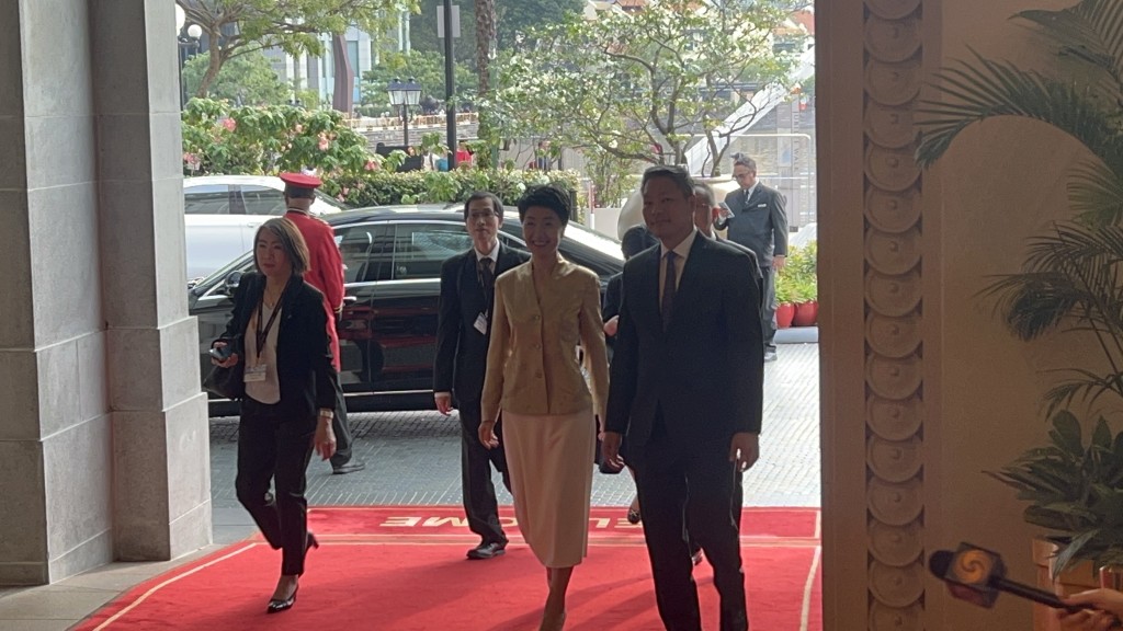 傍晚6时，中国驻新加坡大使孙海燕到代表团下榻的酒店，与李家超会面。（郭咏欣摄）