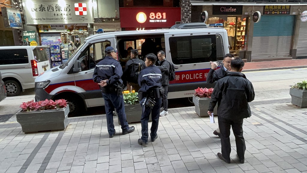 警方在場深入調查。楊偉亨攝 警方在場深入調查。楊偉亨攝