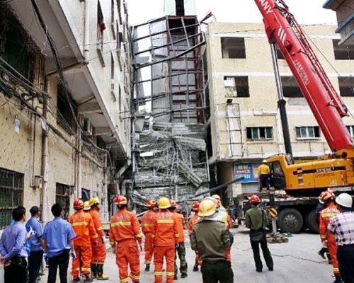 东莞市高埗镇三联村一处在建钢架结构构筑物坍塌。网图