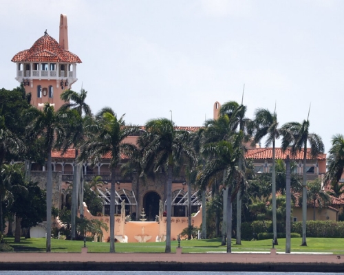 私人高爾夫球俱樂部海湖莊園大除夕舉行大型派對，約500人出席。AP