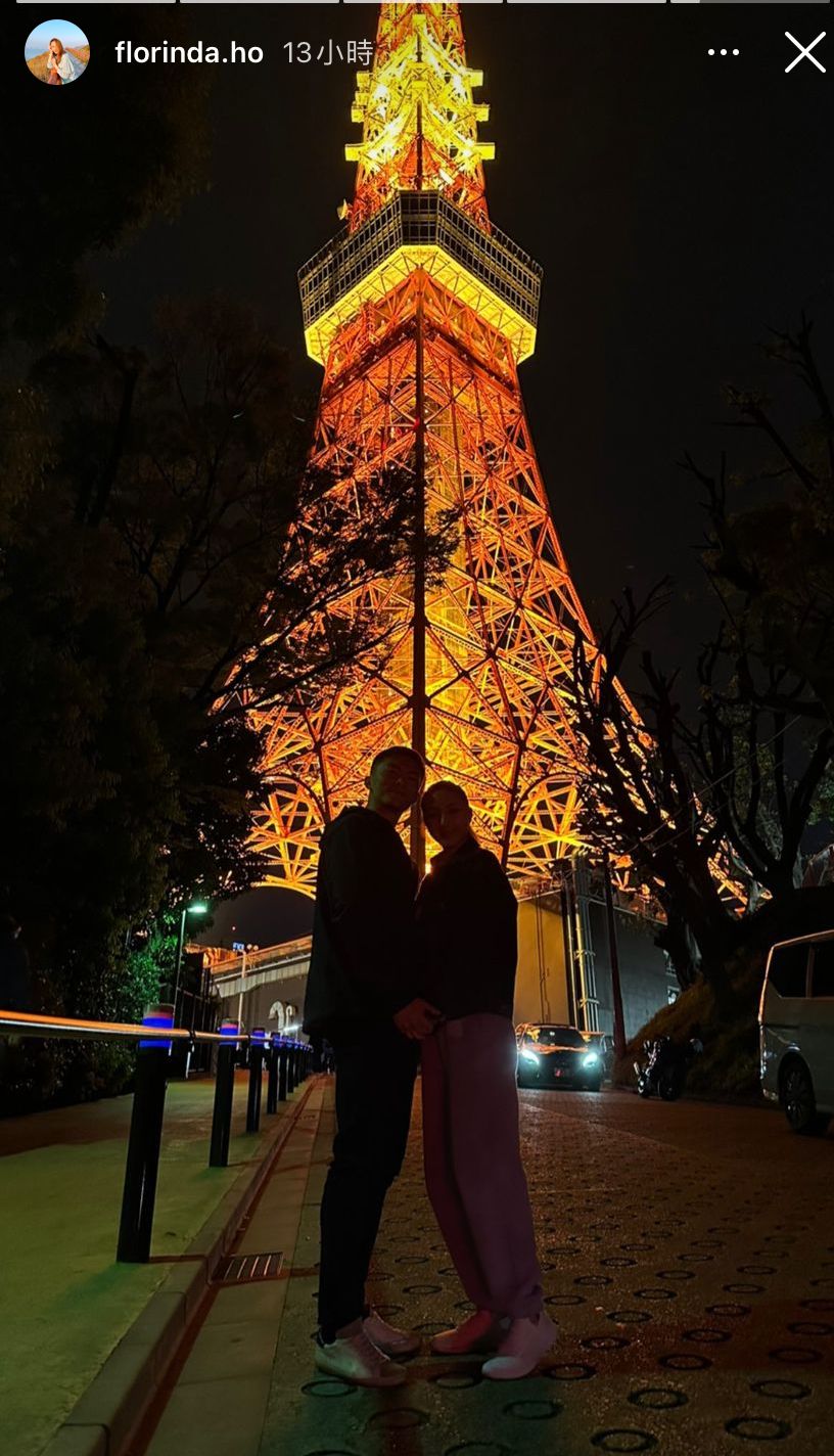 兩人4月去日本旅行，在東京鐵塔浪漫美景下合照。