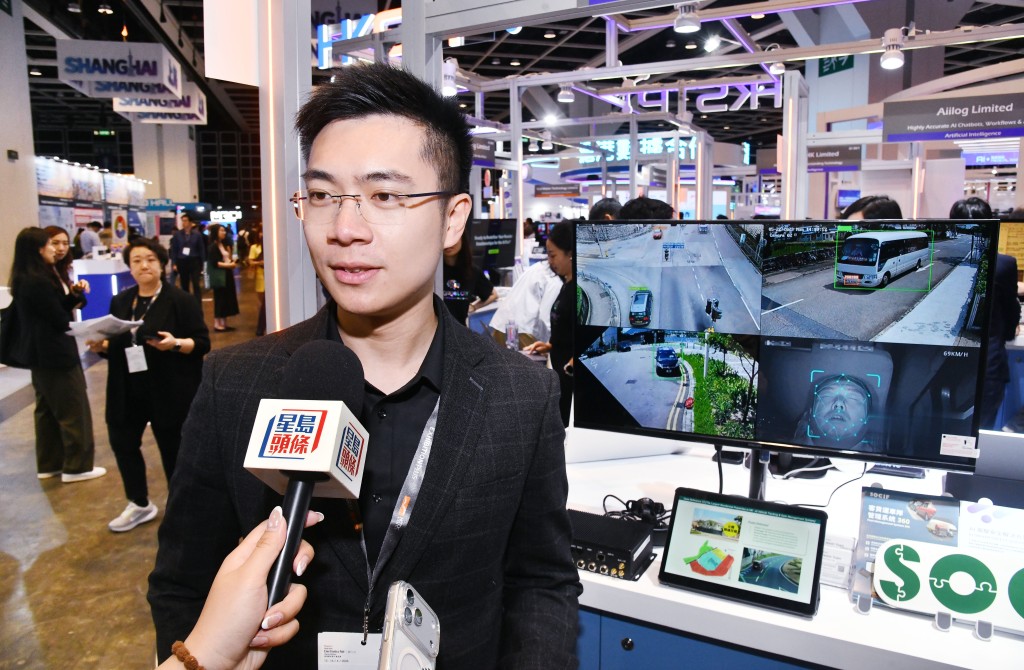 人工智能参展商「SOCIF」负责人袁先生。