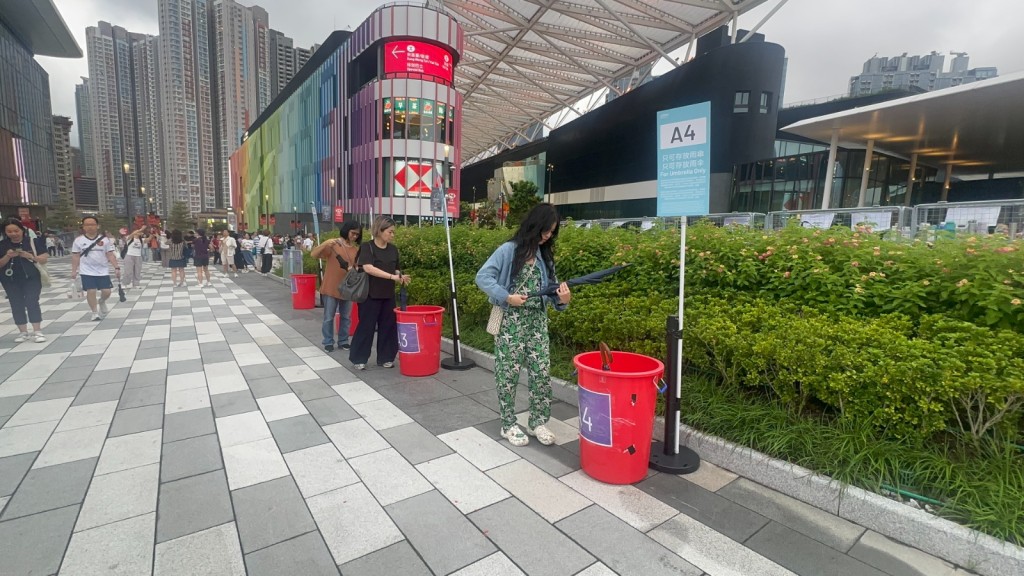 臨時儲物架及雨傘桶。