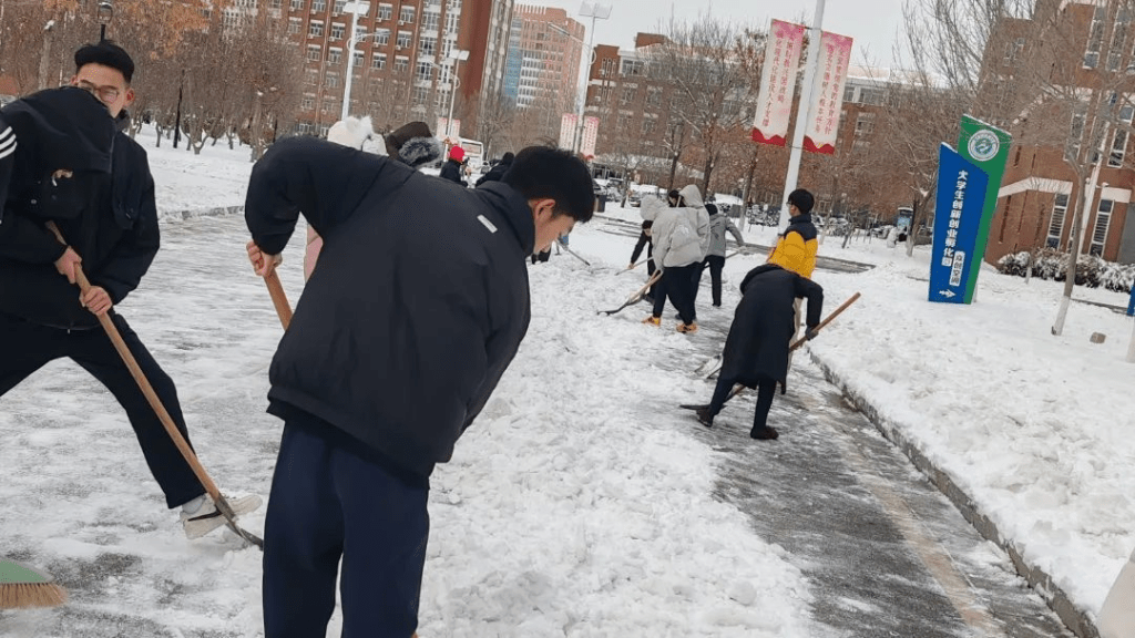 研究生掃雪不達標將被取消獎學金資格，引發爭議。 示意圖