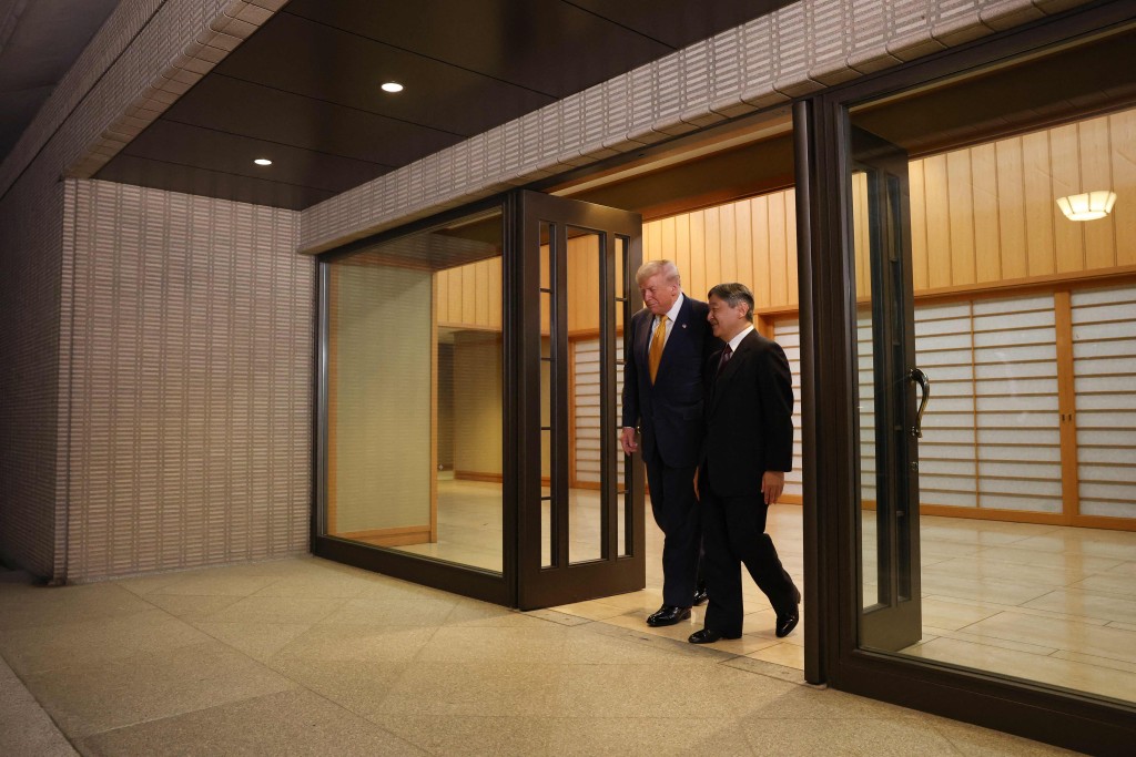 特朗普與德仁會面後,一同走出皇居御所。法新社 特朗普與德仁會面後,一同走出皇居御所。法新社