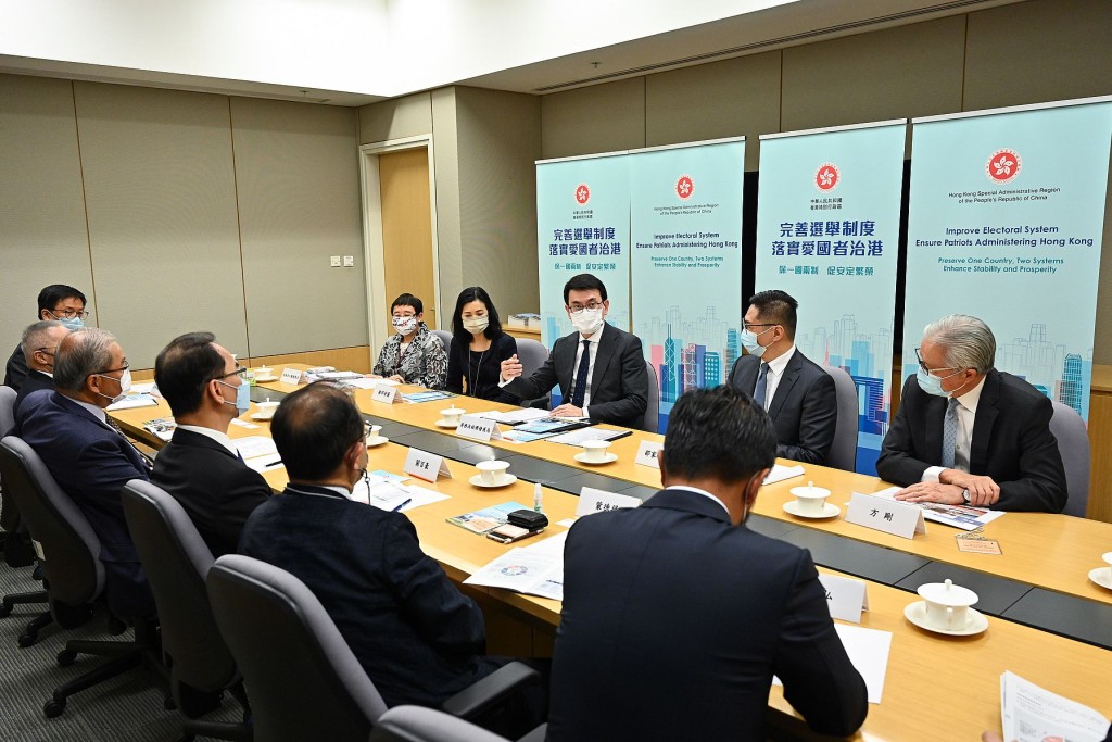邱騰華與批發及零售界代表會面。政府新聞處圖片