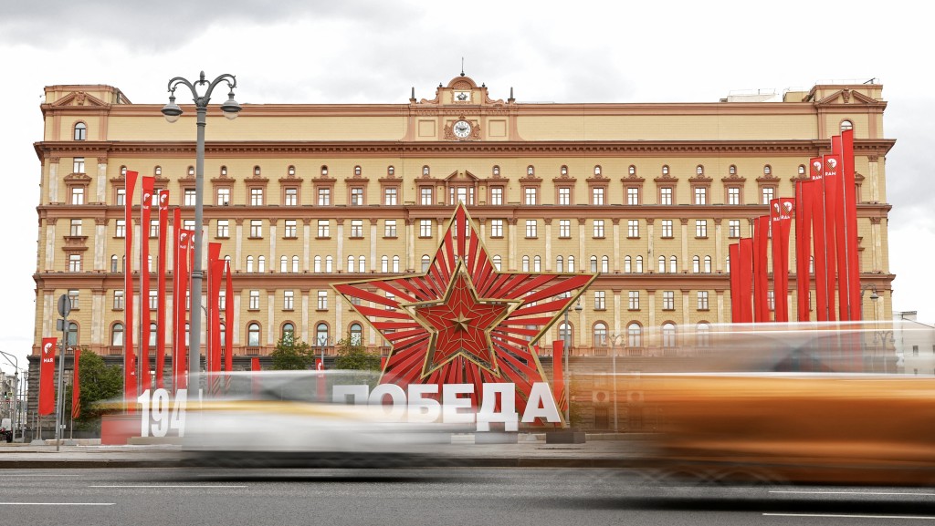 俄羅斯聯邦安全局 (FSB) 大樓前，攝於2023年勝利日。 路透社
