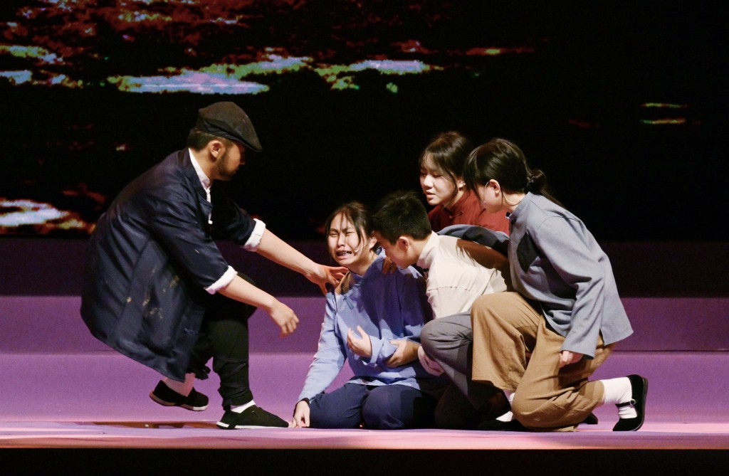 現場上演由學生參演的抗戰主題舞台劇《熱血東江,薪火相傳》。 現場上演由學生參演的抗戰主題舞台劇《熱血東江,薪火相傳》。