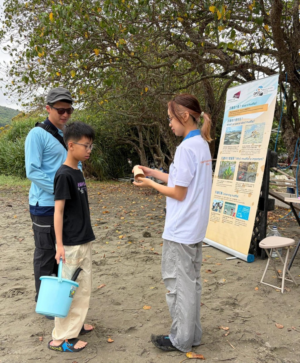 渔护署人员及本地环保团体在水口派发保育小册子,向访客分享保护马蹄蟹及海岸环境小贴士。 渔护署人员及本地环保团体在水口派发保育小册子,向访客分享保护马蹄蟹及海岸环境小贴士。