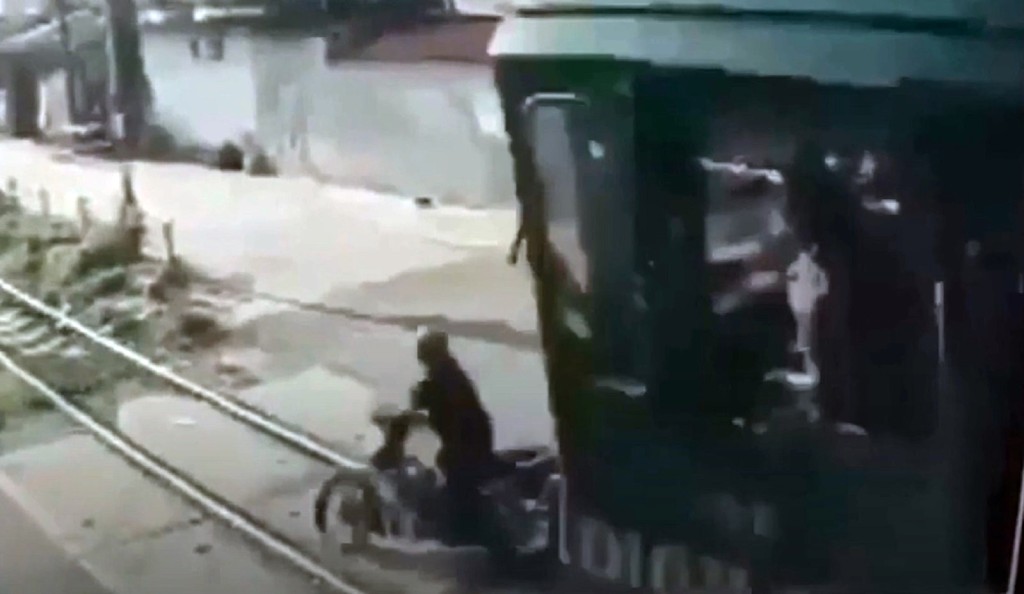 越南一名电单车司机强闯火车路轨被撞死。网上截图