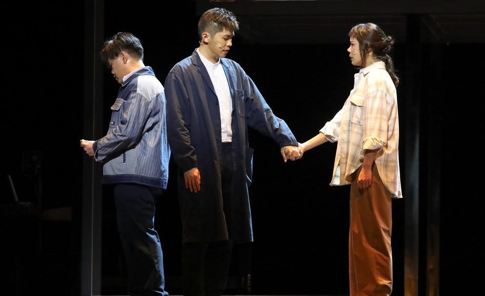 白只(左起)、游學修和楊淇合作愉快。