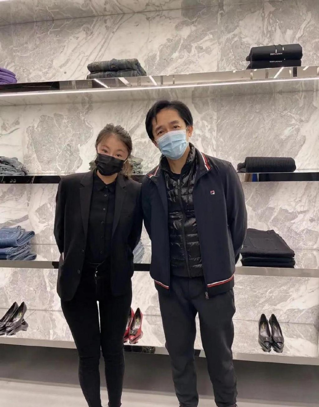 近日偉仔在上海名店被店員要求合照,來者不拒。