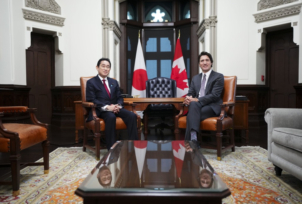 岸田文雄於渥太華與杜魯多會晤，承諾強化經濟和安全合作。AP