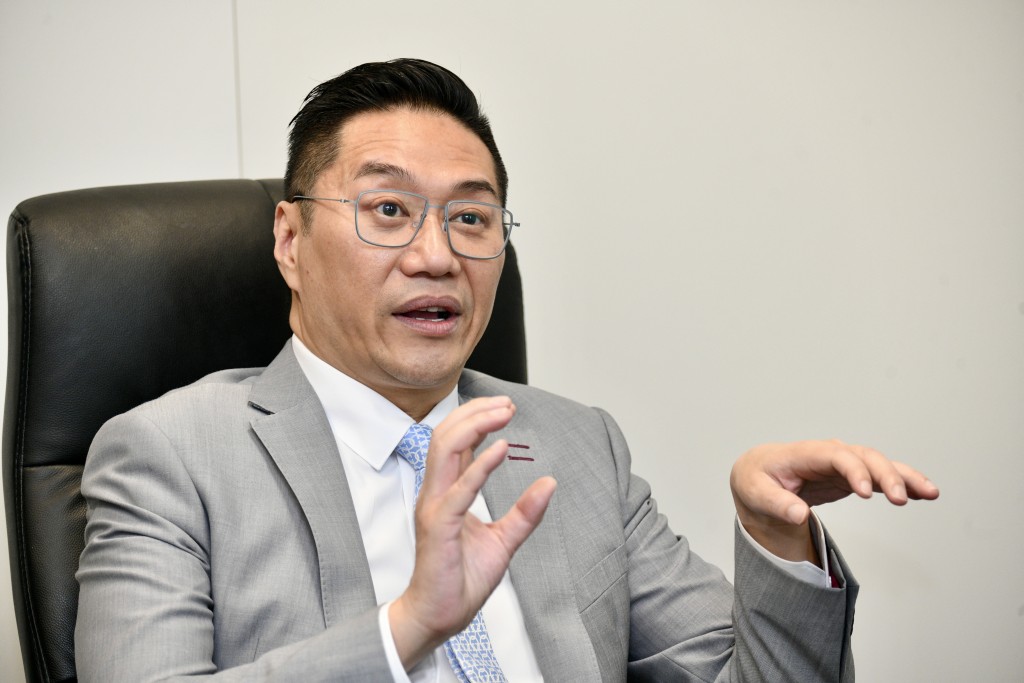 邵家輝提問政府會否考慮仿效房委會舉報濫用公屋的獎賞機制，設打擊黑工獎賞。資料圖片