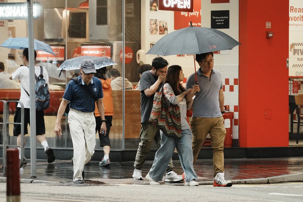 周三大致多雲，有幾陣雨，早上清涼。