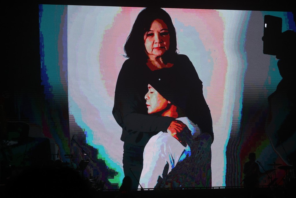 側田在演唱會上分享與父母拍照的片段。