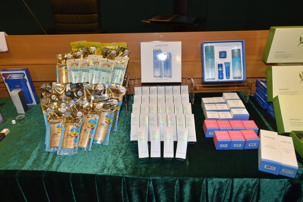 海關檢獲一萬多件懷疑冒牌化妝品及護膚品