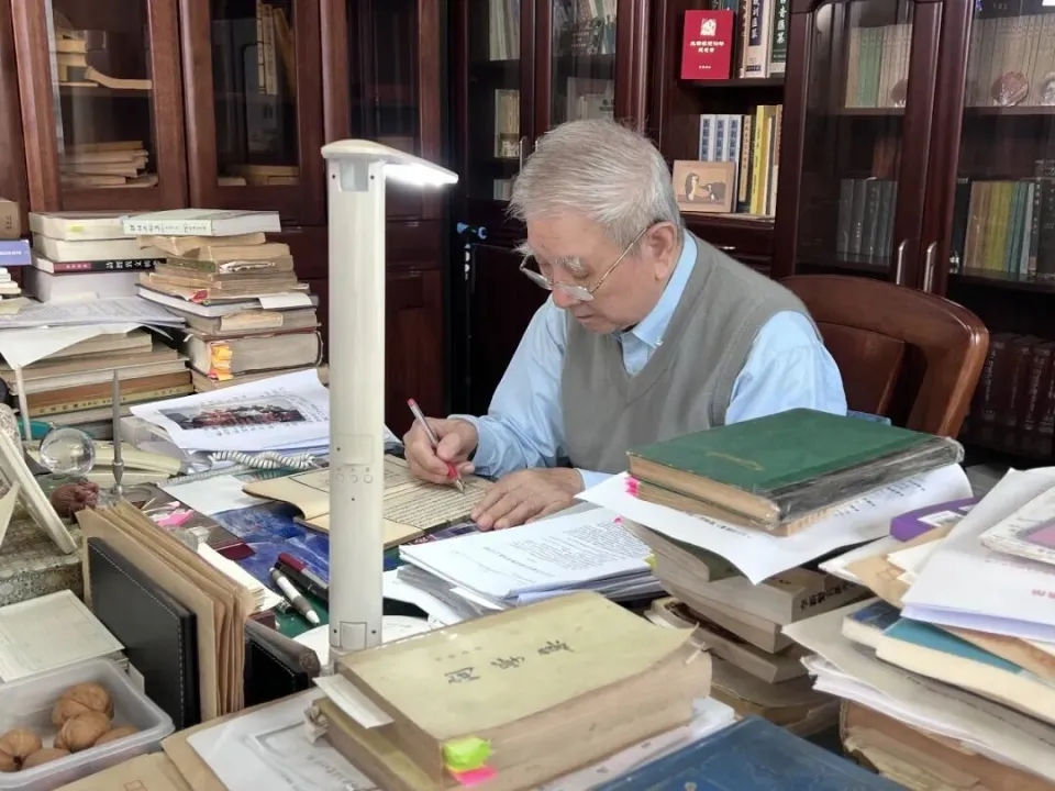 宗福邦耕耘35年，纂成《故訓彙纂》、《古音彙纂》、《中華大典·語言文字典·音韻分典》三部巨著。