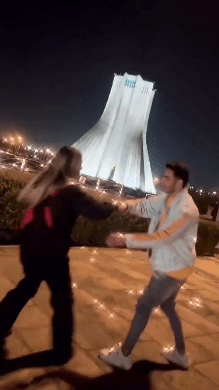 年輕情侶在伊朗首都德黑蘭的自由塔，因跳舞被判監10年半。