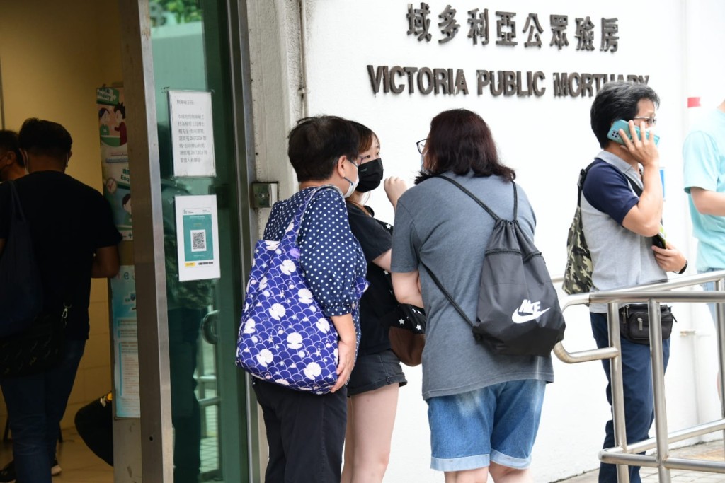 兩名死者的多名家屬分別到西區殮房認屍。楊偉亨攝