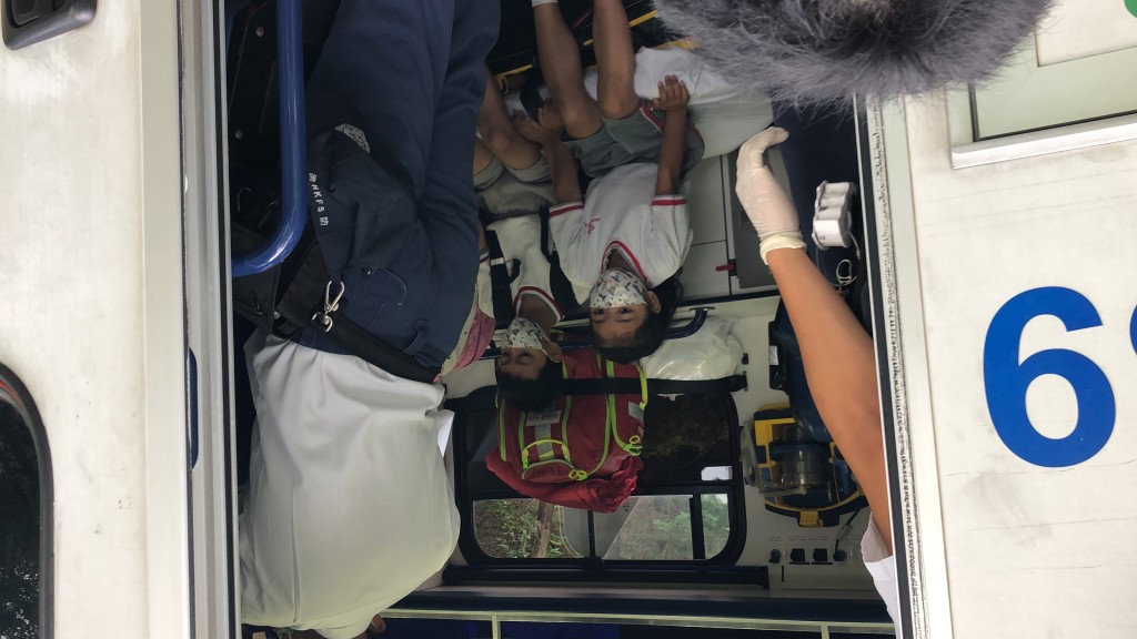 3名學童受輕傷由救護車送院治理。劉漢權攝