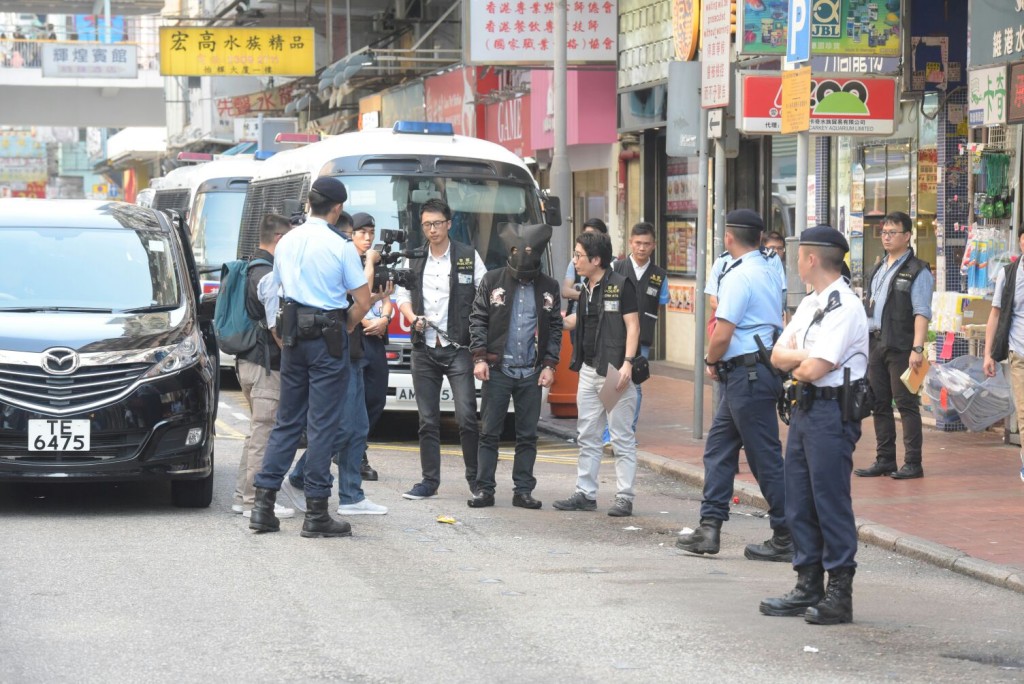 疑犯黑布蒙頭重組案情。黃文威攝