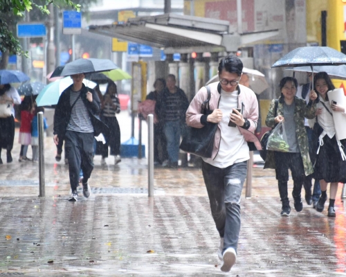 今日初時雨勢有時頗大,部分地區能見度頗低。