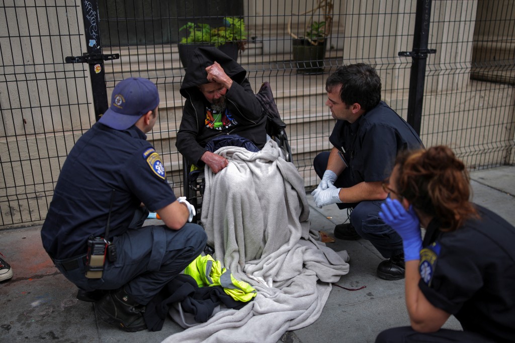 美國醫護人員救治一名吸食芬太尼過量後死亡的男子。路透社