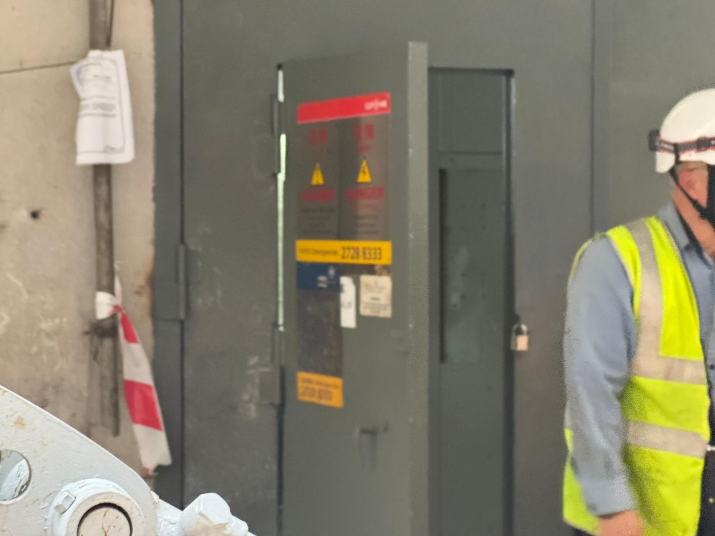 現場為偉業街155號一座工業大廈後巷。 現場為偉業街155號一座工業大廈後巷。