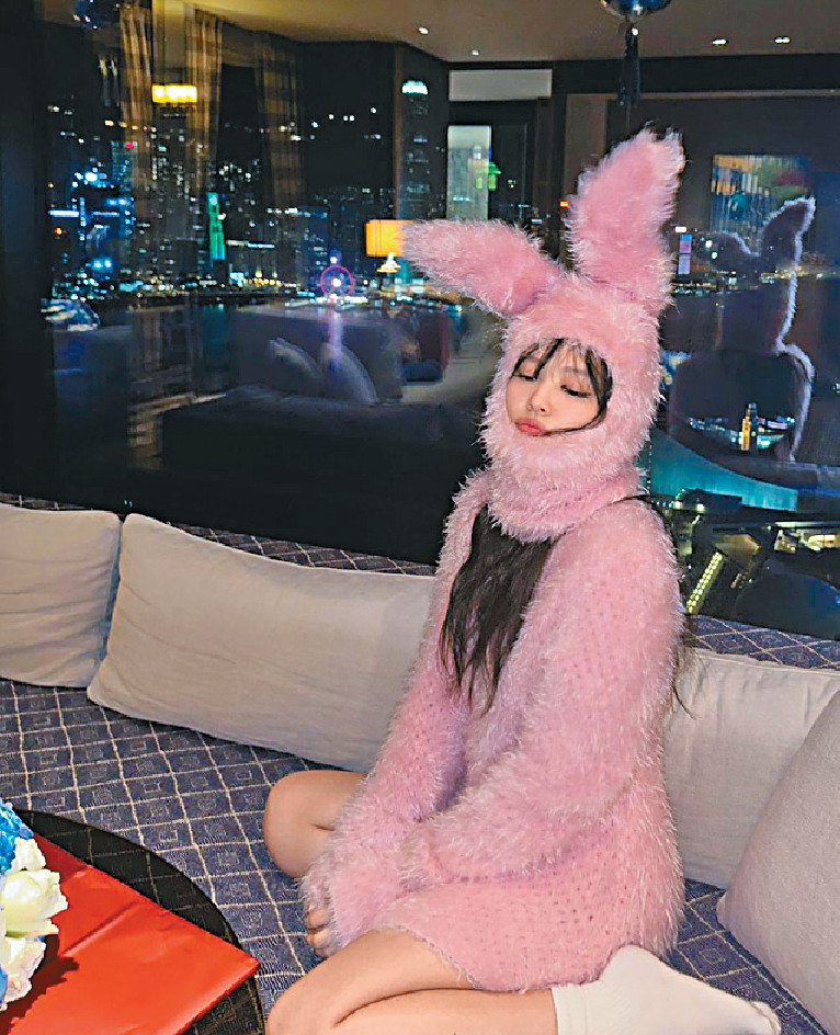 ■Jennie扮兔女郎慶生日。 ■Jennie扮兔女郎慶生日。