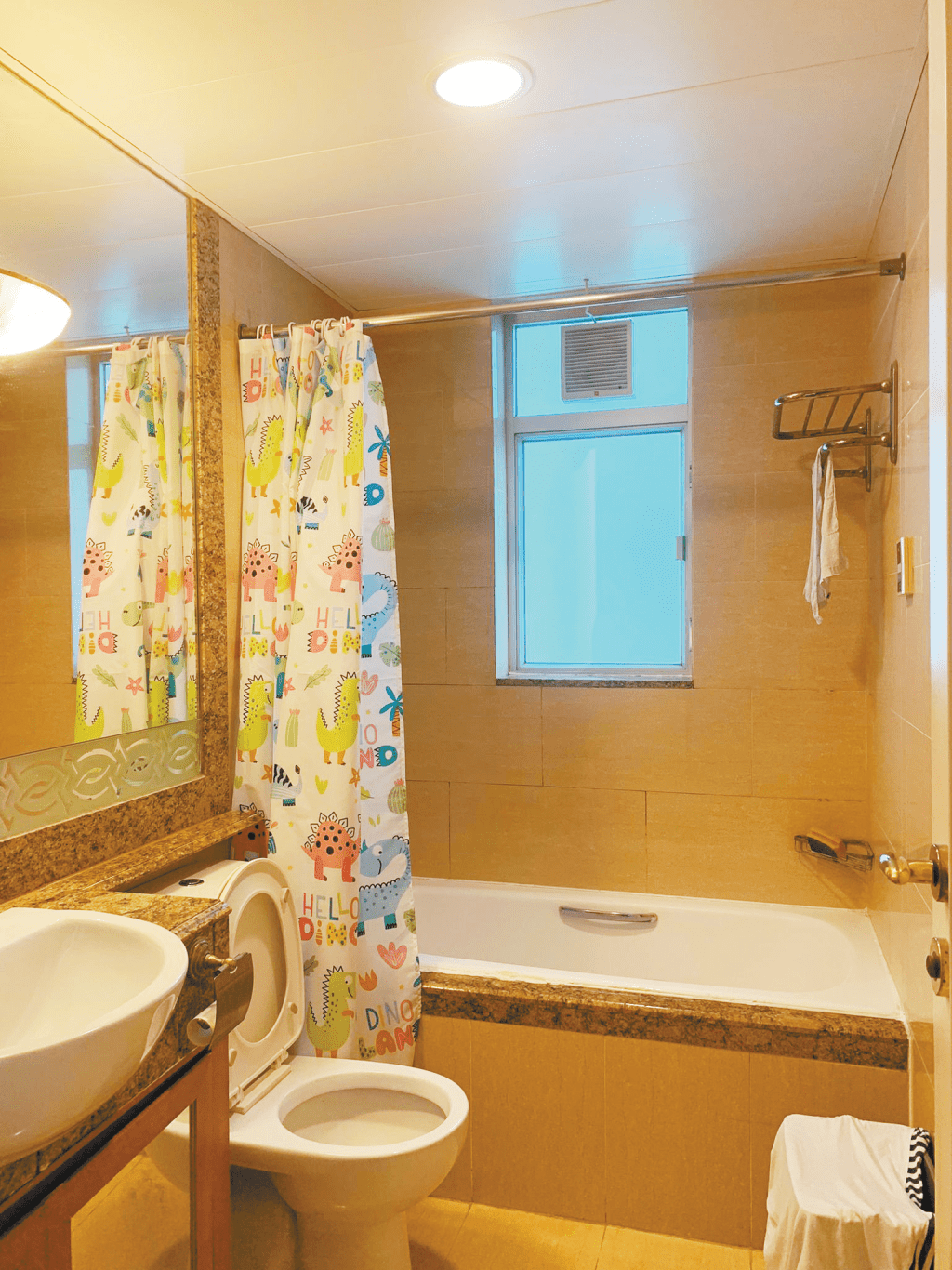 浴室镜面宽阔，方便梳洗及整理仪容。