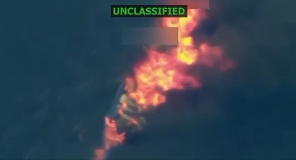 特朗普公布的影片顯示,一艘船被發射物擊中,接著起火爆炸。truthsocial.com/@realDonaldTrump