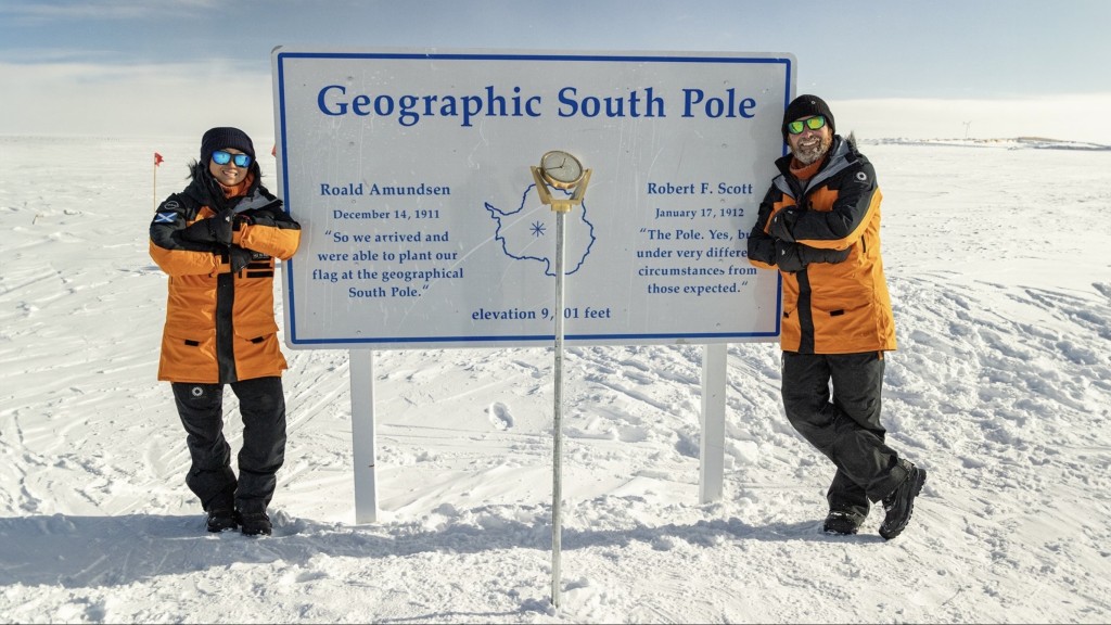 拉姆齐夫妇在南极合影留念。Pole To Pole EV