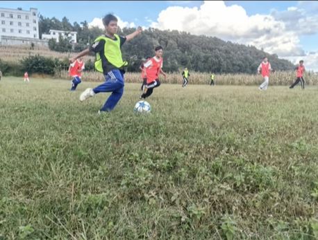 歐陽謙帶領學生用鋤頭在粟米田開出一個足球場。抖音＠寧靜致遠