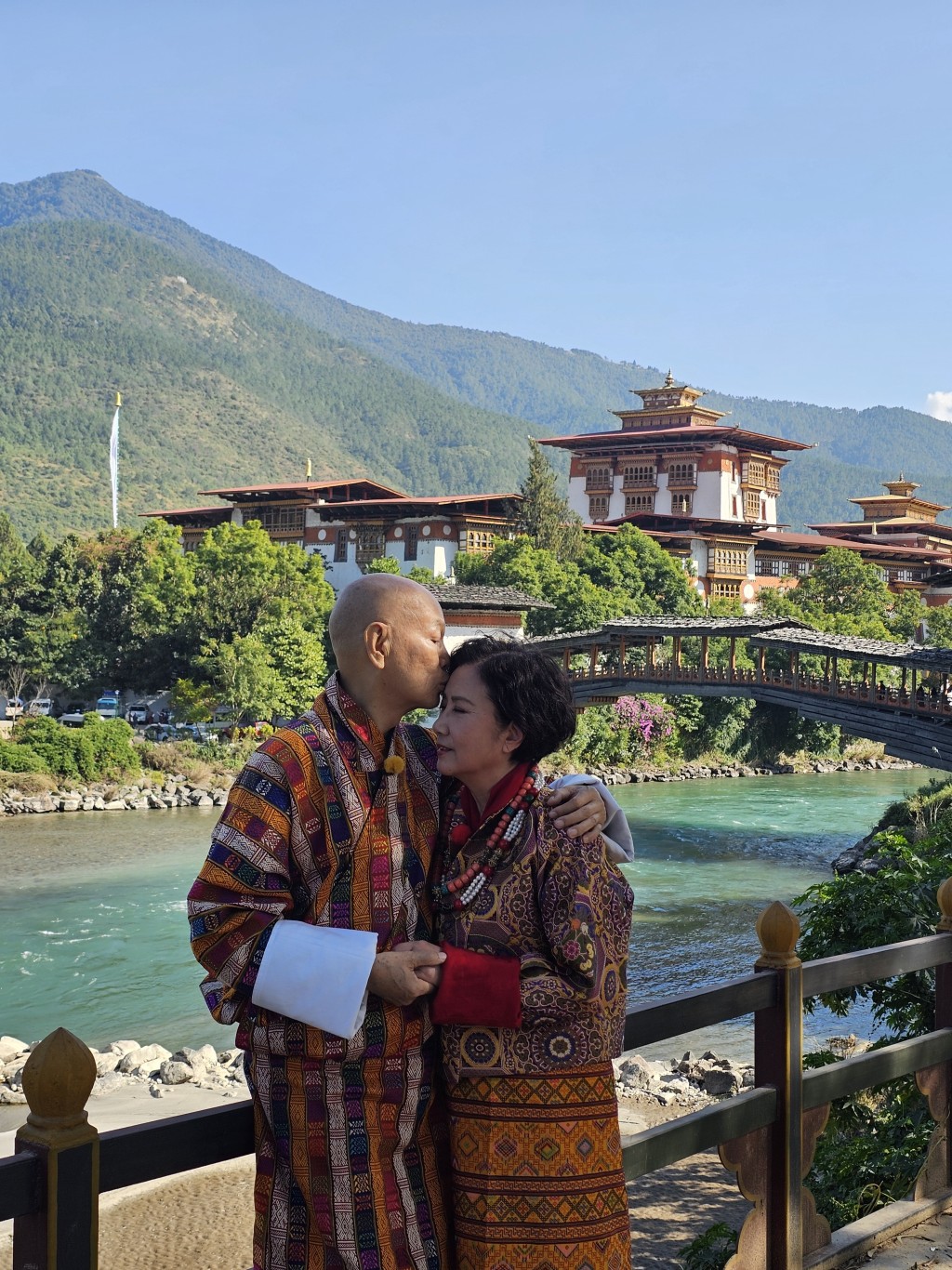 家英哥情不自禁親了阿姐額頭一下。 家英哥情不自禁親了阿姐額頭一下。