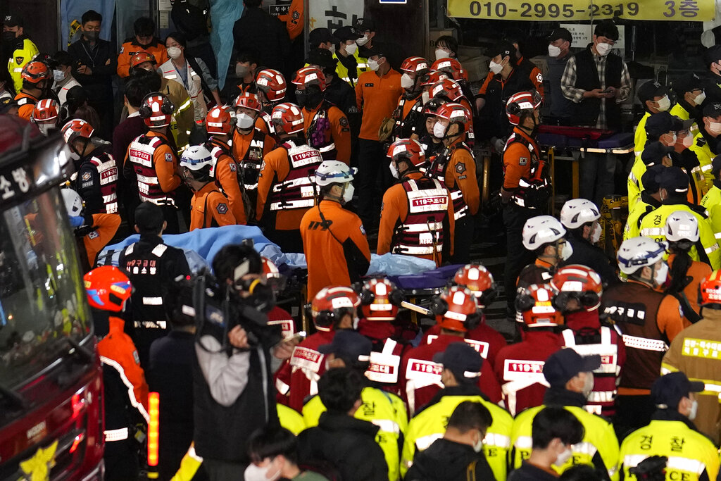 事发后首尔当局派出大批救护车到场。AP图片