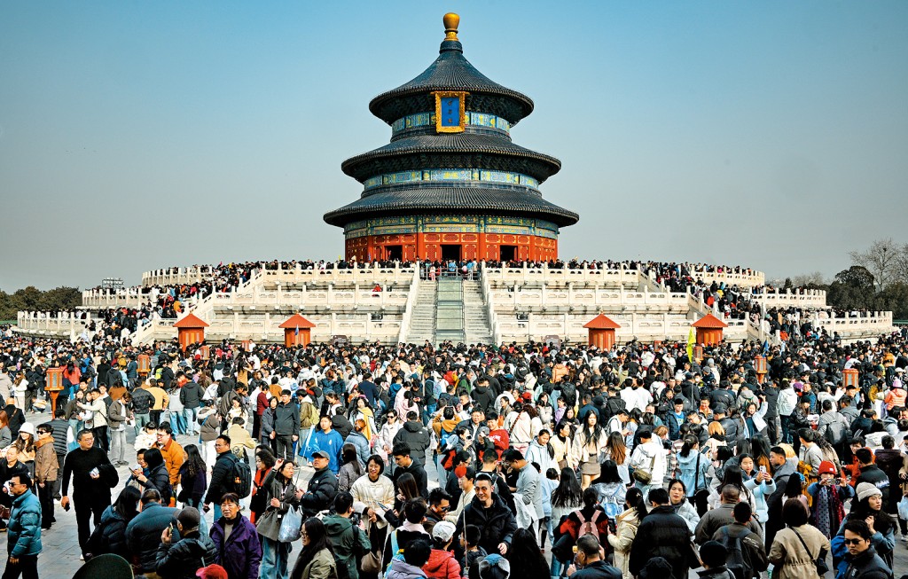 馬年春節，遊客在北京天壇公園祈年殿前參觀。