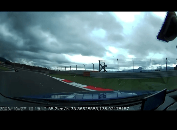 客人在塞車場內進行漂移。影片擷圖