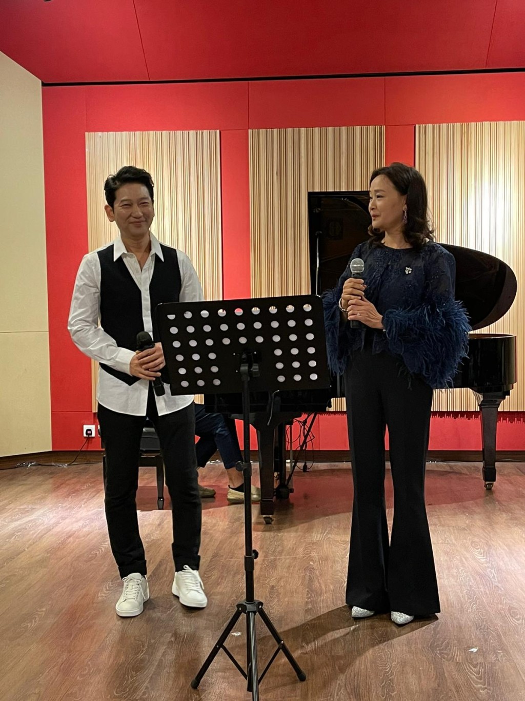 楊立門與香港音樂學院校長陳婉華 (右)合唱。(徐曉伊攝)
