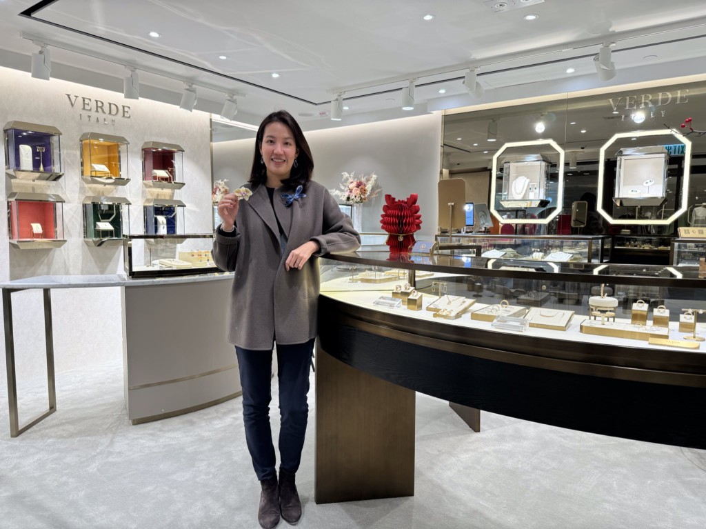 嘉盈珠寶有限公司行政總裁王淑筠於2023年將品牌Verde Jewellery由意大利帶回香港，並致力開拓零售市場。
