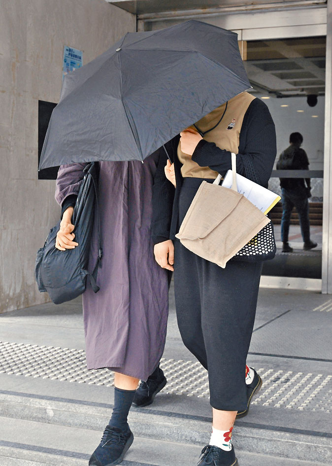法官指被告葉倩敏（右）明顯有意煽動他人散播警員資料，屬加刑因素。