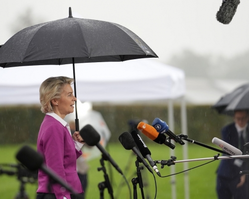 欧盟执委会主席范德赖恩（Ursula von der Leyen）表示，欧盟将于本月稍后发行2500亿欧元的绿色债券。AP图片