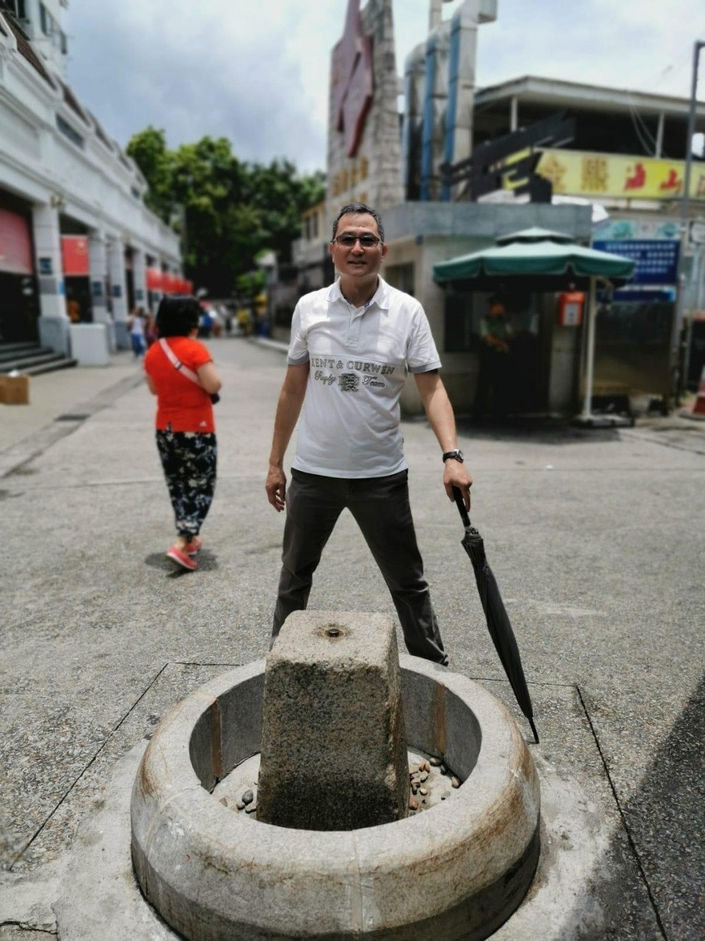 沙頭角區鄉事委員會主席李冠洪引述當局消息，今年年底有望開放旅行團進入中英街。