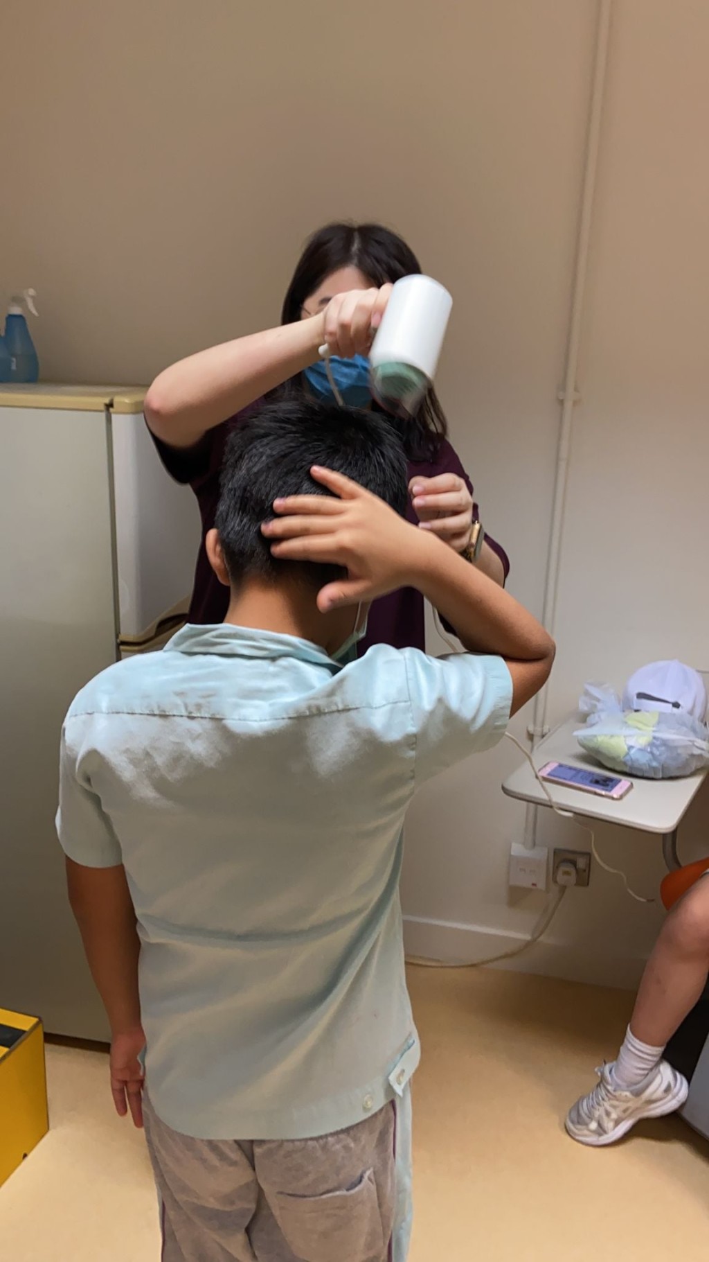 工友和老師們顧不上自己渾身濕透，先幫學生吹乾頭髮和校服、鞋襪等。FB圖片