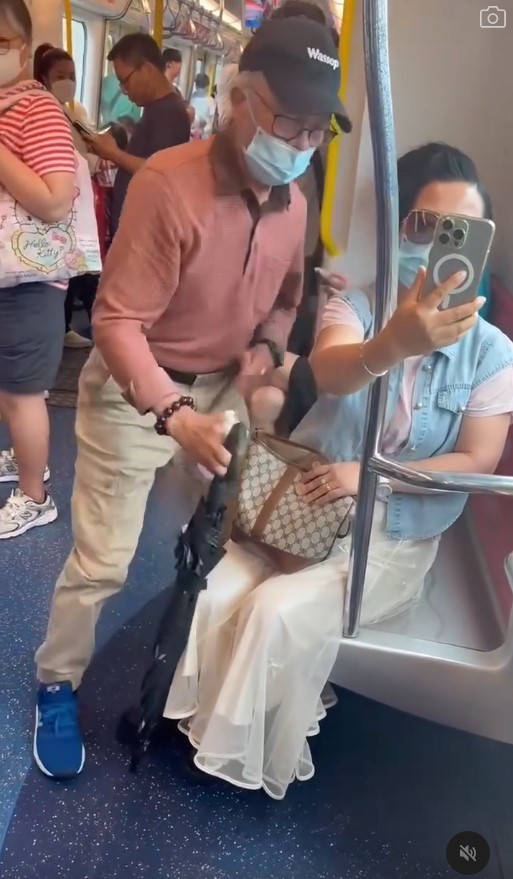 何生起身站在何太和拍攝者中間護妻。 何生起身站在何太和拍攝者中間護妻。