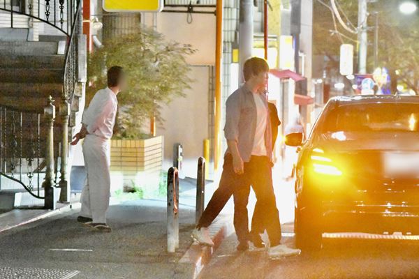 行上車嘅係深田男友杉本宏之。